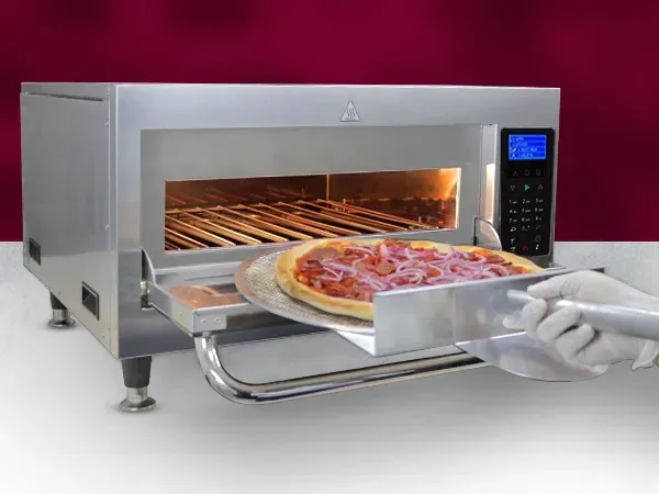 Uma pessoa está tirando uma pizza de um forno de esteira rolante
