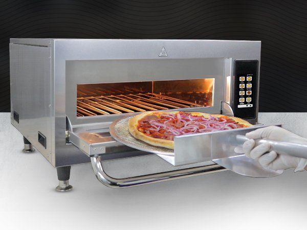 Uma pessoa está tirando uma pizza do forno