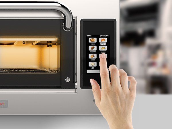 Uma pessoa está apertando um botão em um forno de micro-ondas