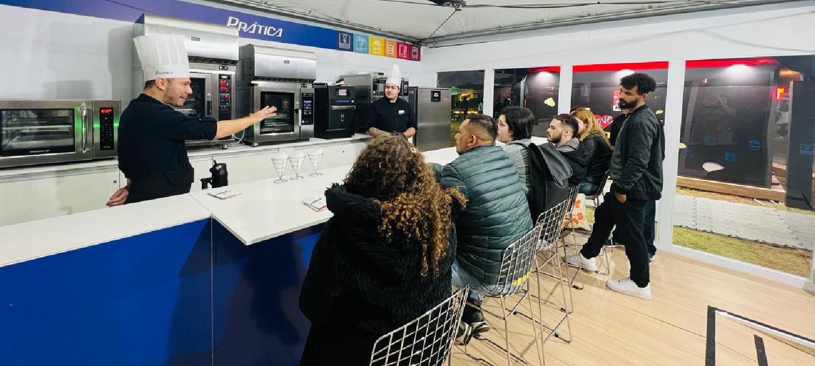 Um grupo de pessoas está sentado à mesa em um restaurante.