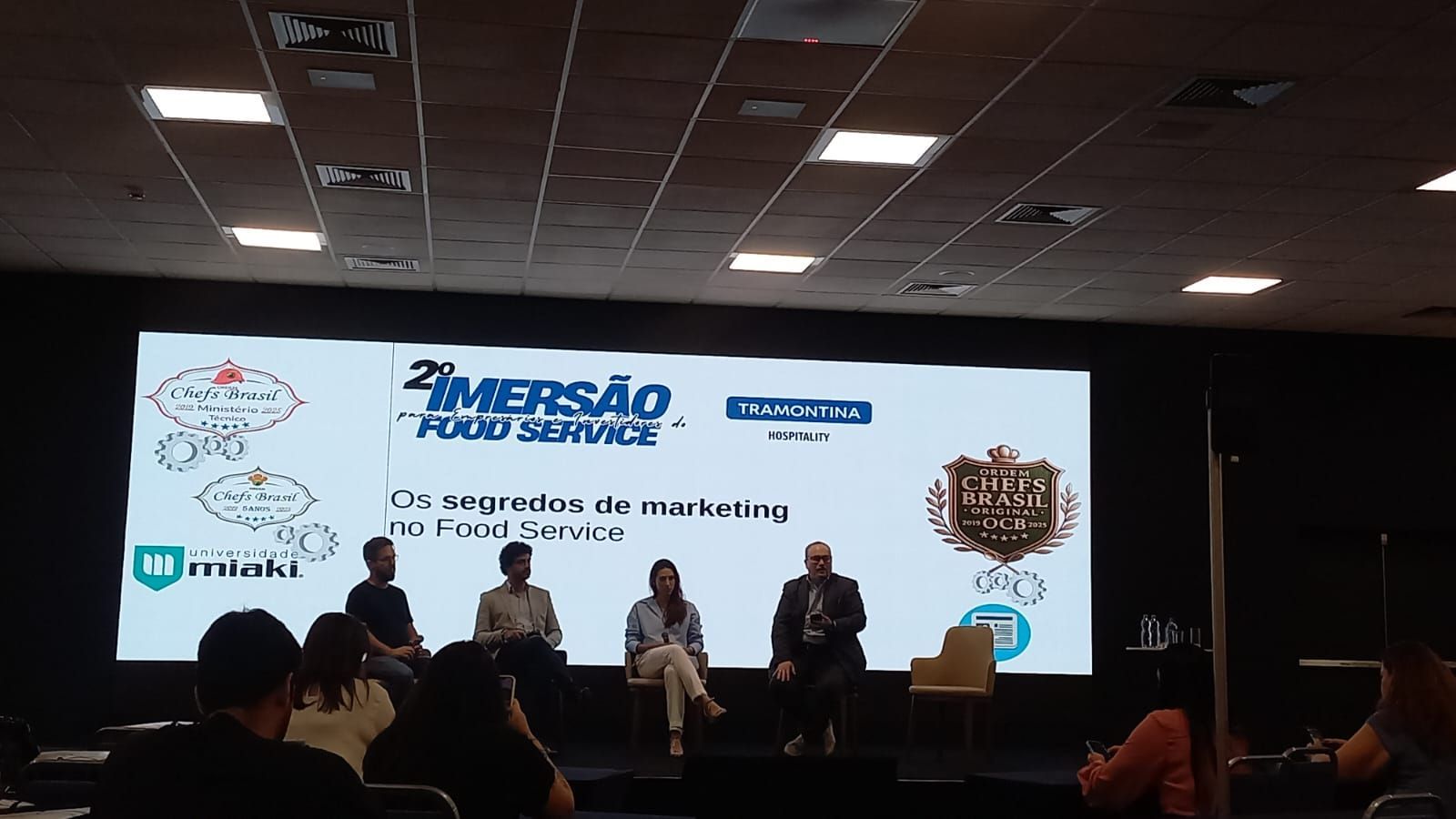 Mesa redonda no palco do evento