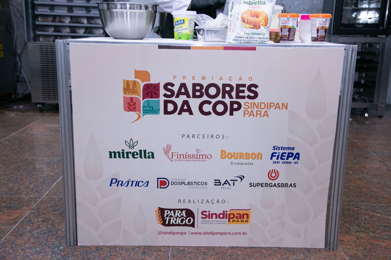 Mesa com o logotipo 