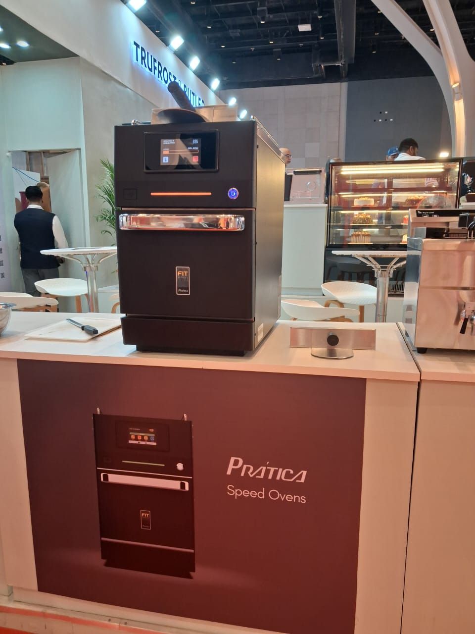 Forno comercial preto, da marca