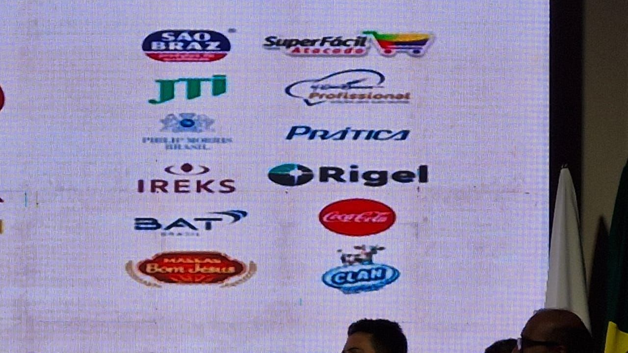 Logotipos de diversas empresas exibidos em uma tela.