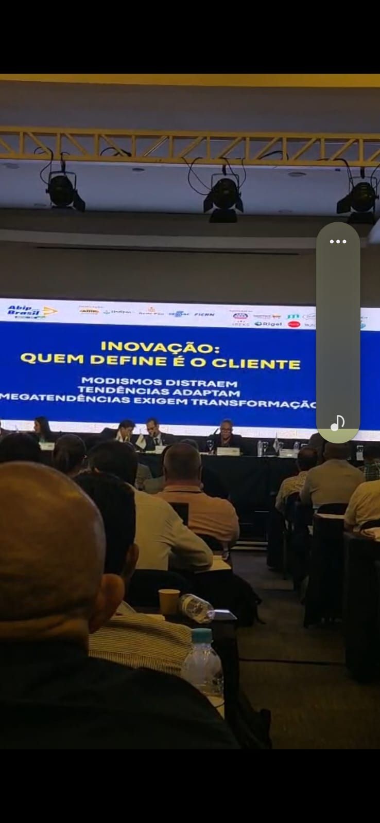 Apresentação em conferência: Tela azul com o texto 