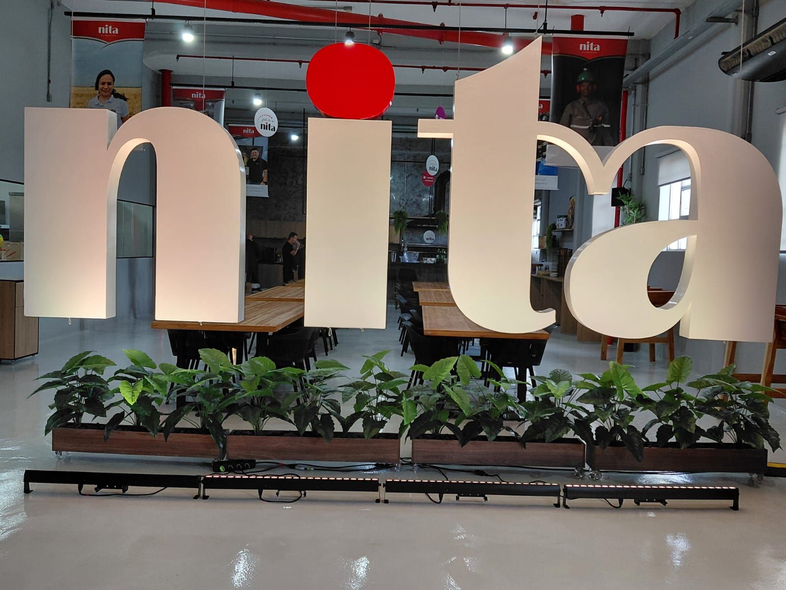 Grandes letras brancas em 3D formando a palavra 