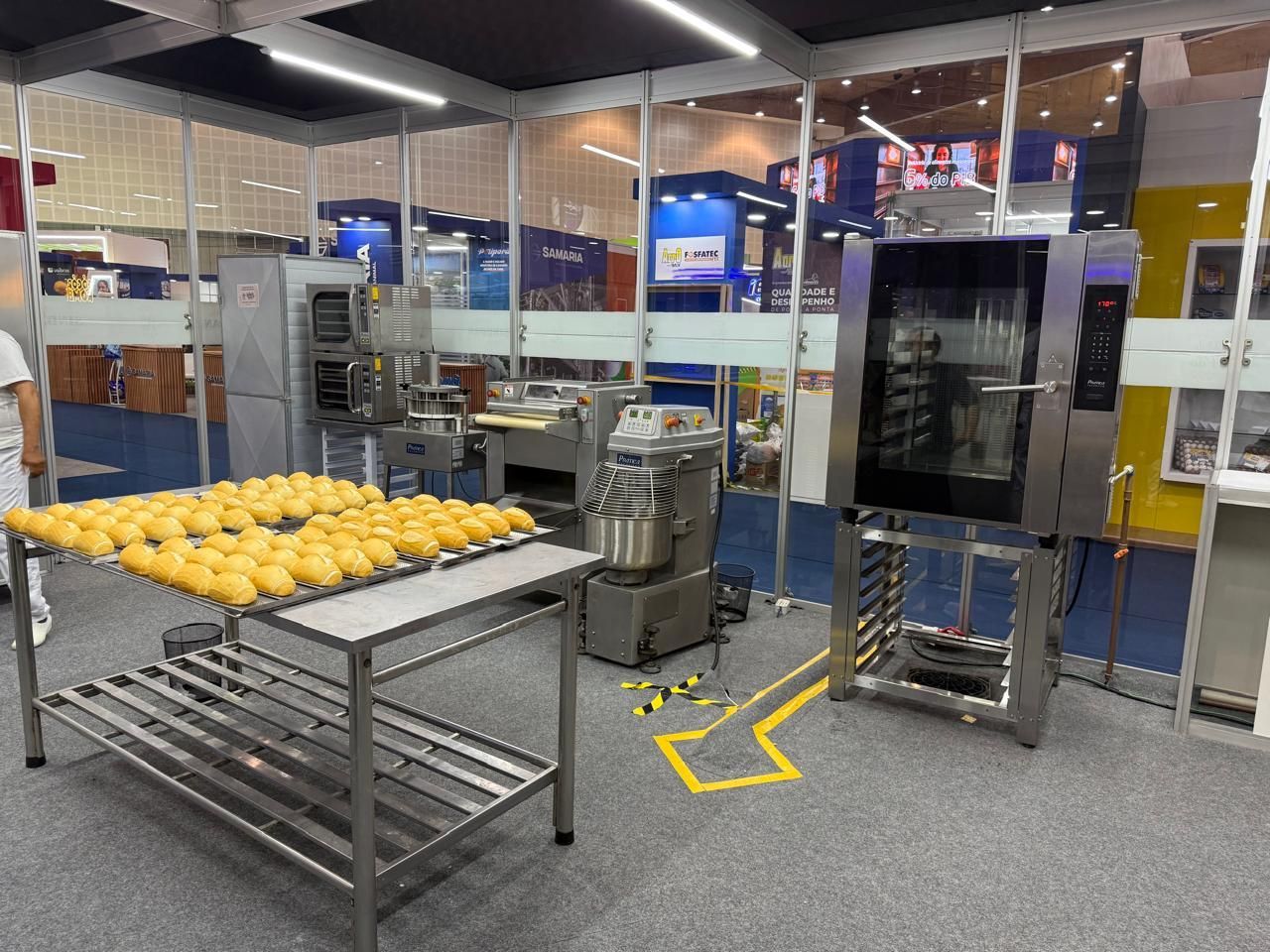 Uma exposição de equipamentos de cozinha comercial