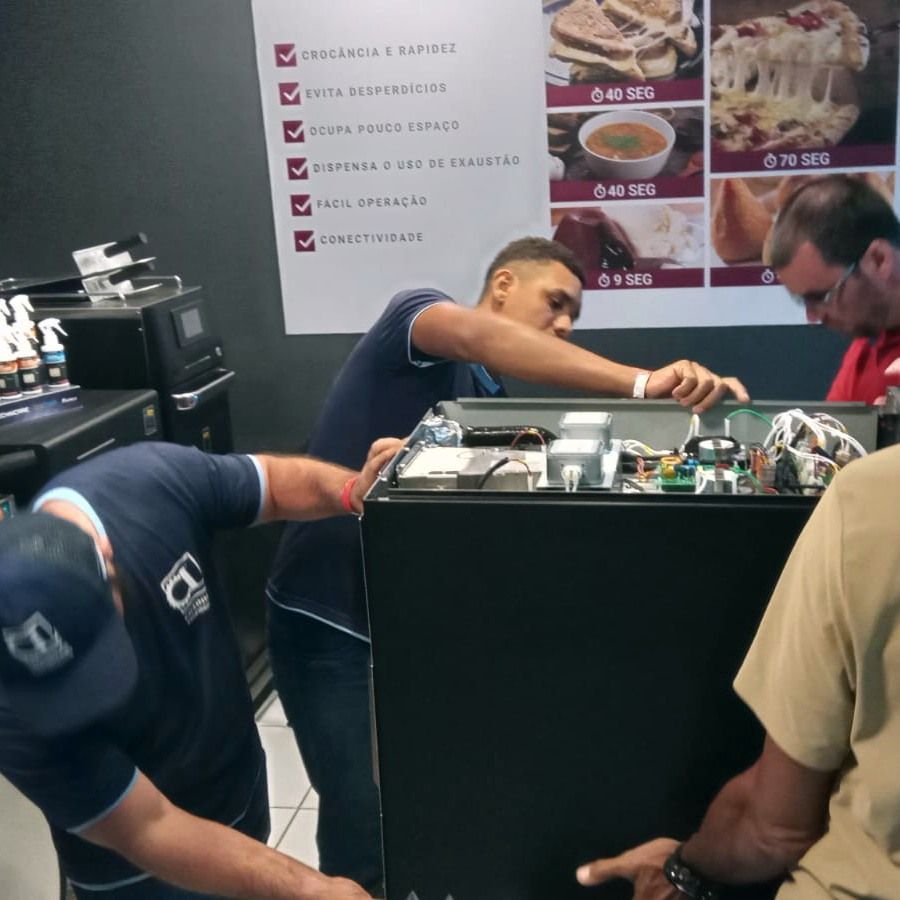 Um homem usando um chapéu com a letra b trabalha em um computador