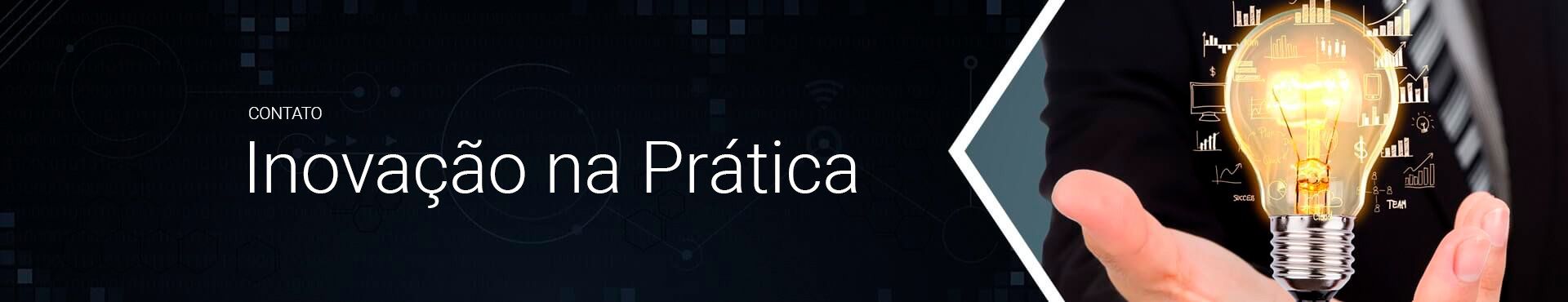Uma pessoa está segurando uma lâmpada na mão.