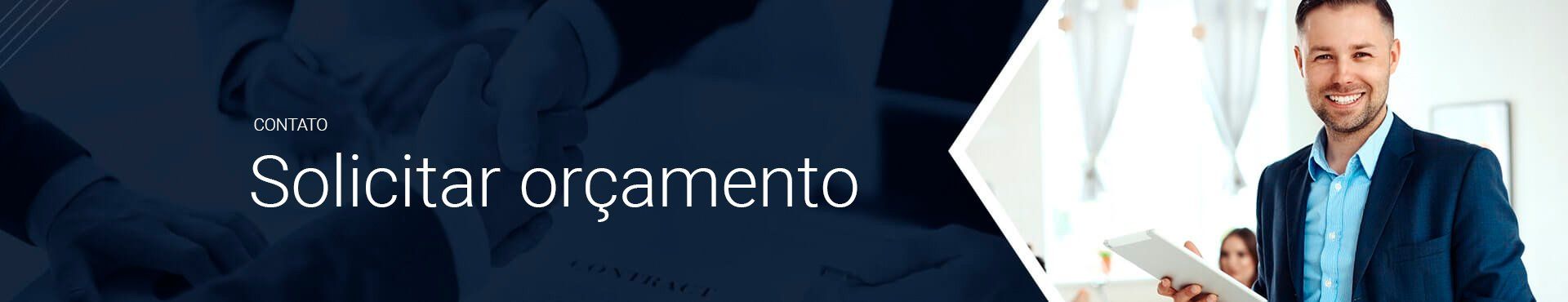 Um homem de terno está parado em frente a uma placa que diz solicitar orçamento.