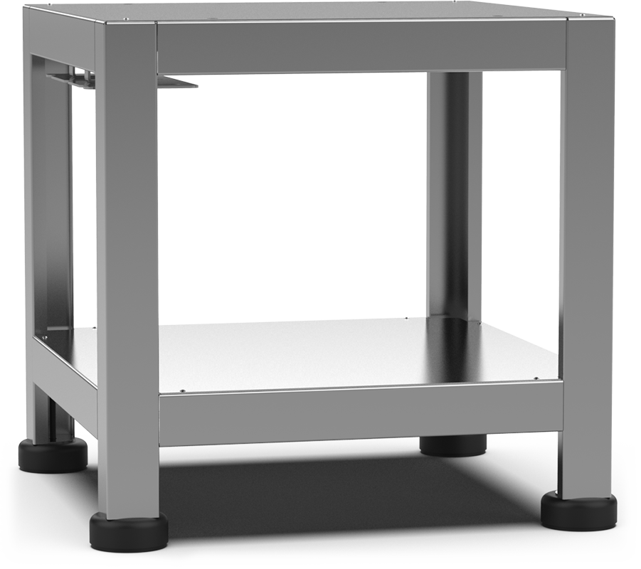Uma mesa de aço inoxidável com uma prateleira embaixo dela em um fundo branco.