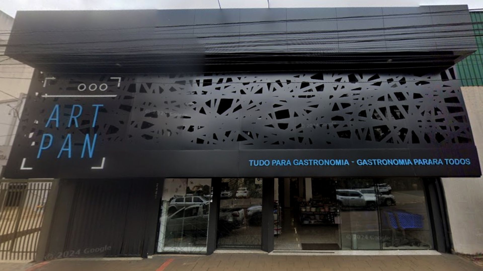 Um prédio preto com uma placa que diz art pan