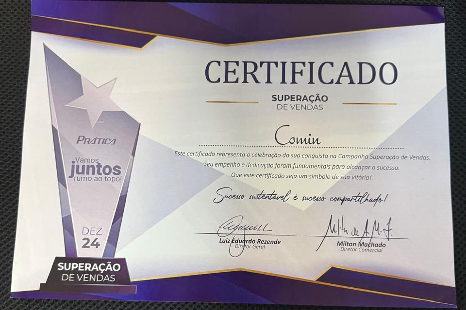 Um certificado roxo e branco com a palavra certificado nele