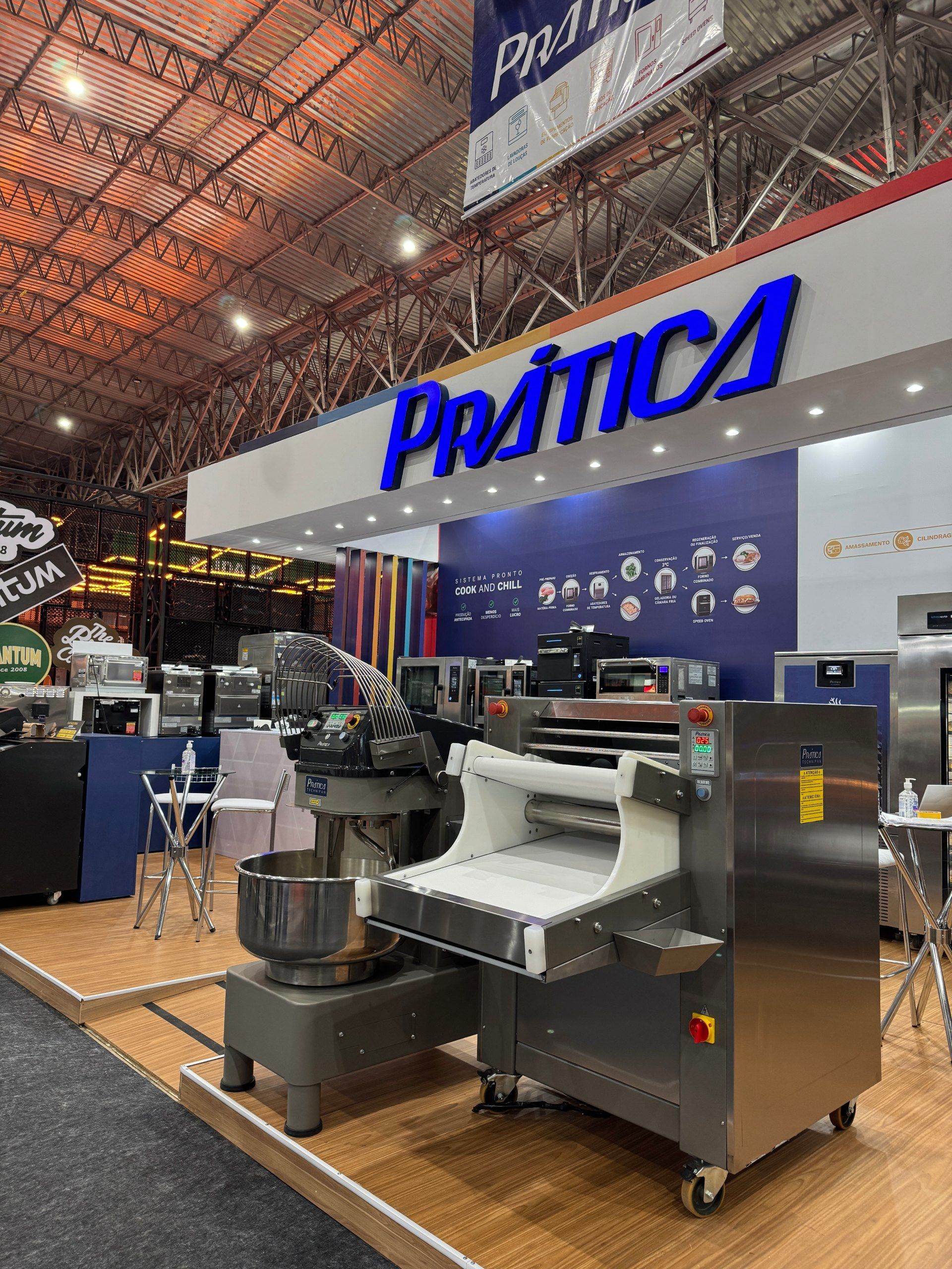 Um estande de feira comercial com a placa 