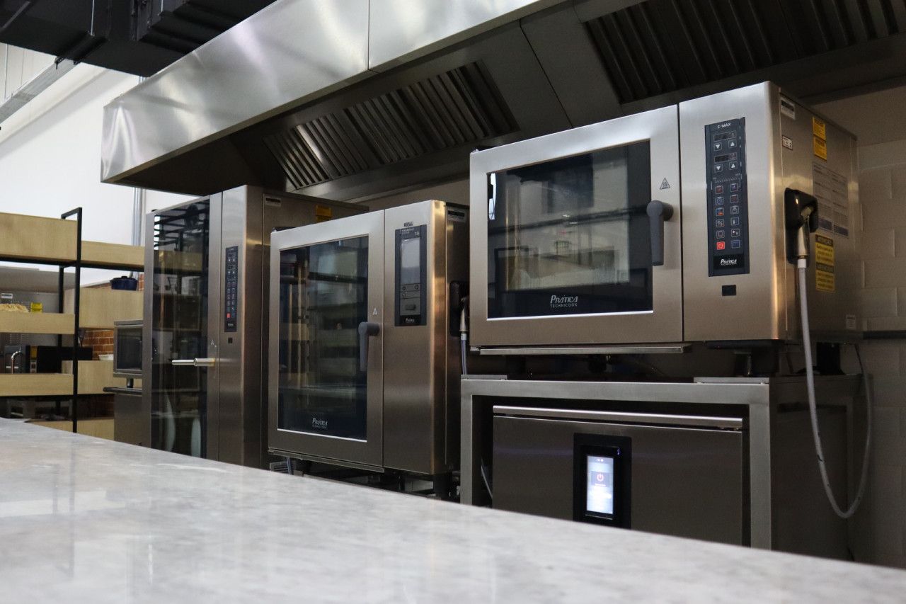 Uma cozinha com muitos eletrodomésticos de aço inoxidável