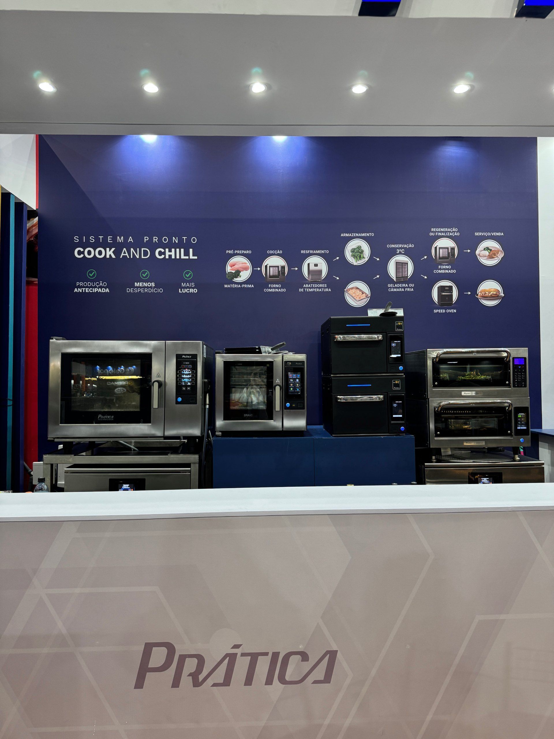 Equipamentos de cozinha industrial em exposição num estande de feira comercial com o logotipo 