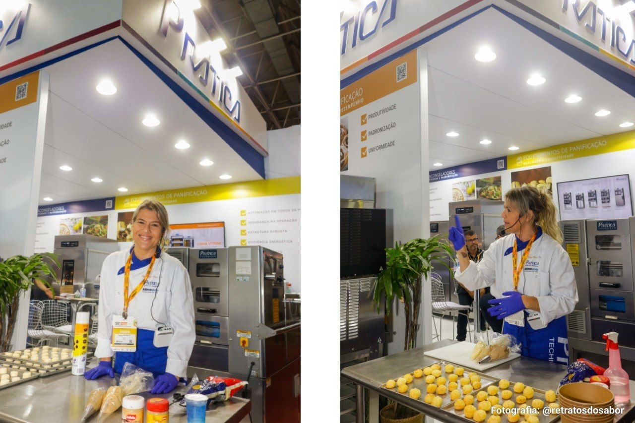 Uma mulher em uniforme de chef está parada na cozinha.