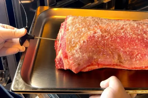 Costela bovina com sonda de núcleo inserida sendo colocada em forno combinado Prática