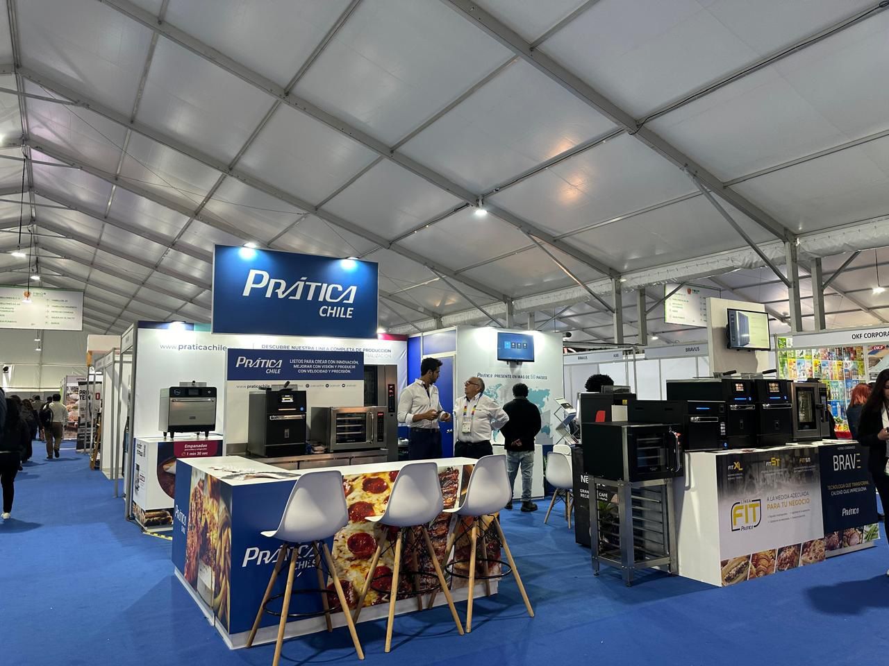 Uma grande tenda com uma barraca de pizza no meio