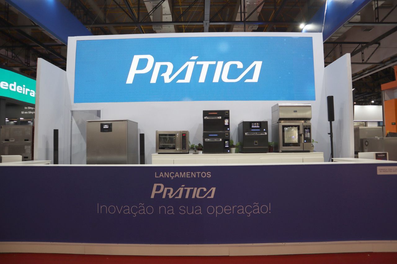 Uma placa azul e branca que diz prática
