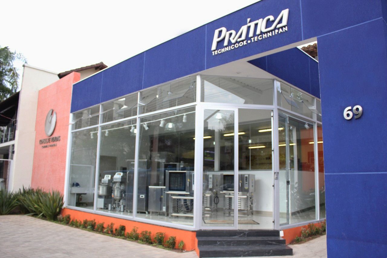 Um prédio com o número 69 nele