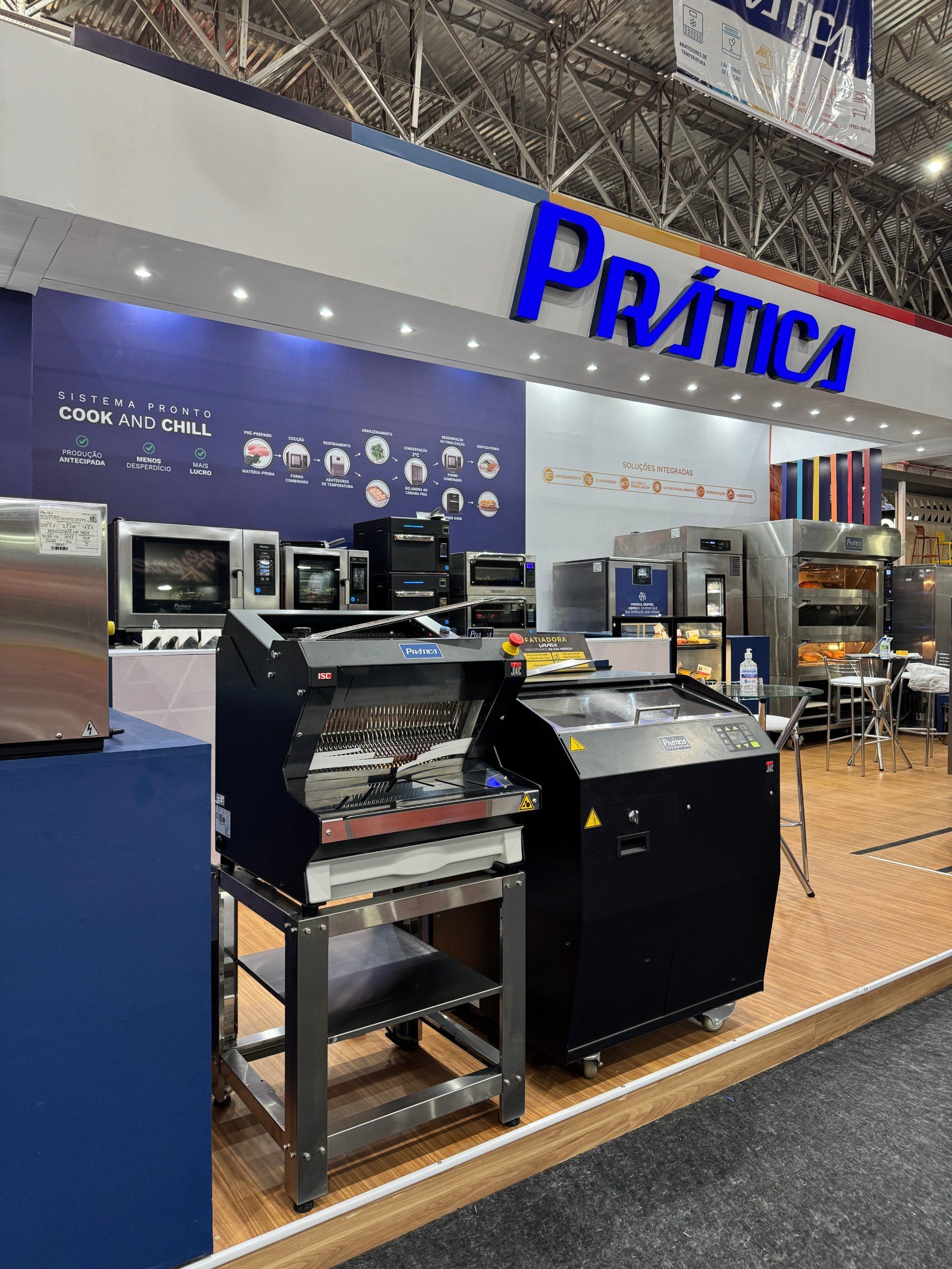 Um estande de feira comercial com a placa 