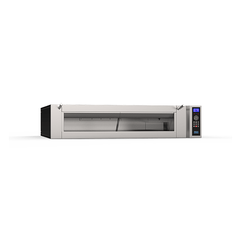 Um forno de aço inoxidável com um visor digital em um fundo branco.