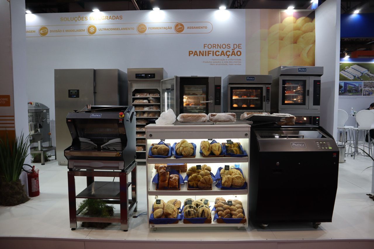 Uma exposição de padaria com muito pão nas prateleiras