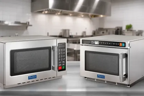 Dois micro-ondas comerciais Prática de aço inoxidável em uma bancada de cozinha profissional.