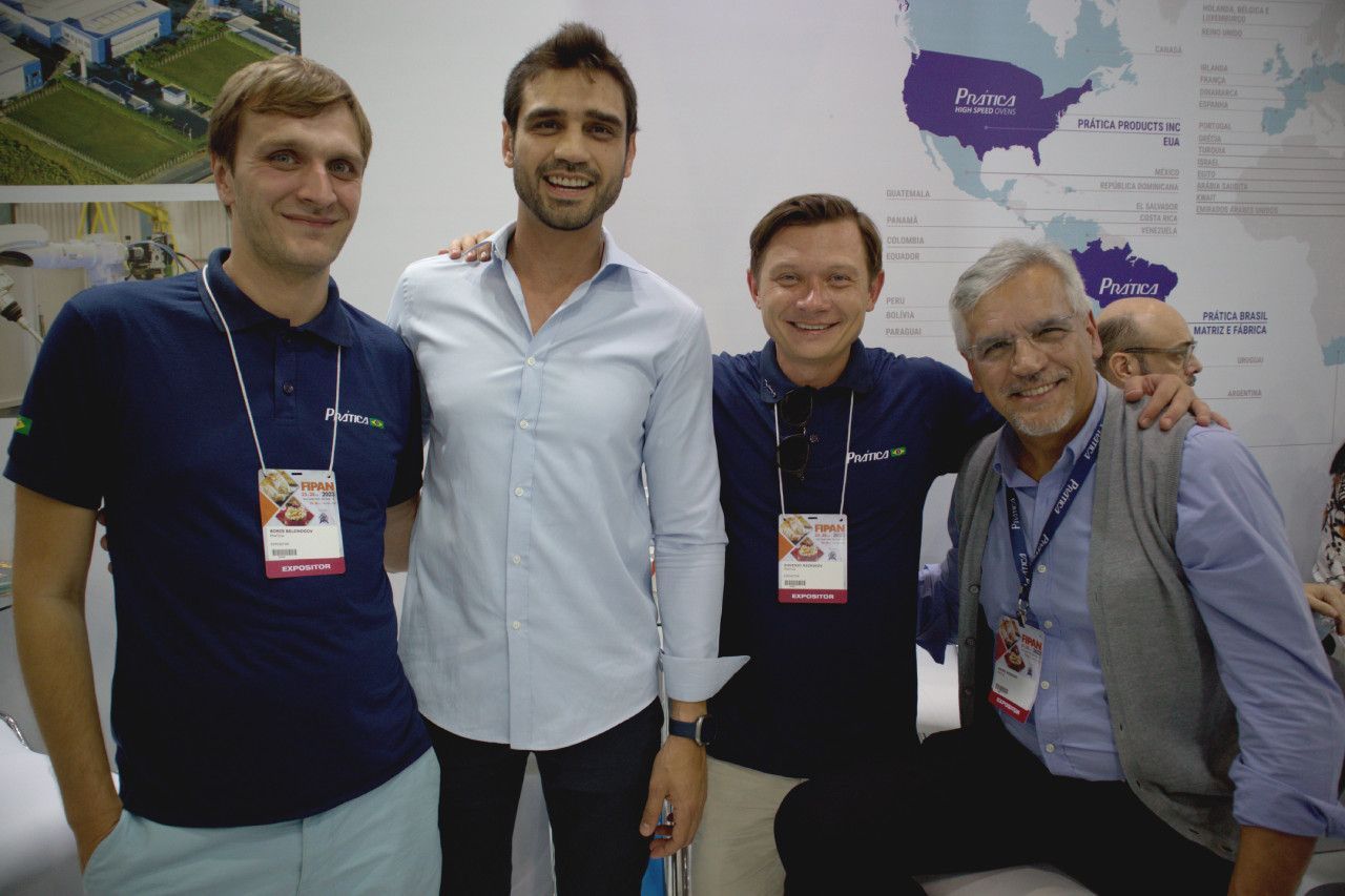 Um grupo de homens posando para uma foto em frente a um mapa dos estados unidos