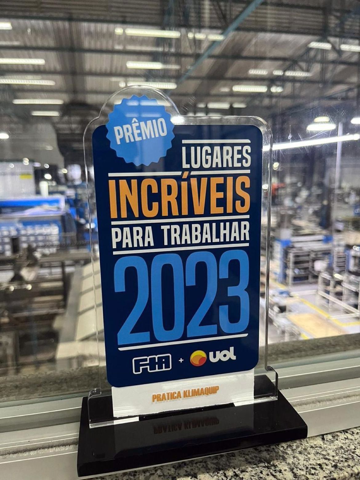 A trophy that says lugares incriveis para trabalhar 2023
