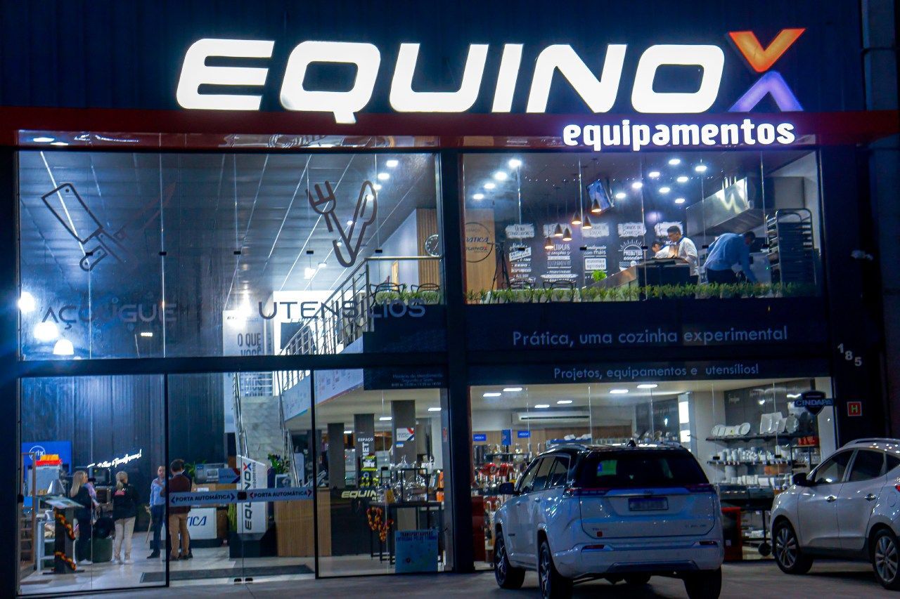 Um carro está estacionado em frente a uma loja de equipamentos Equinox