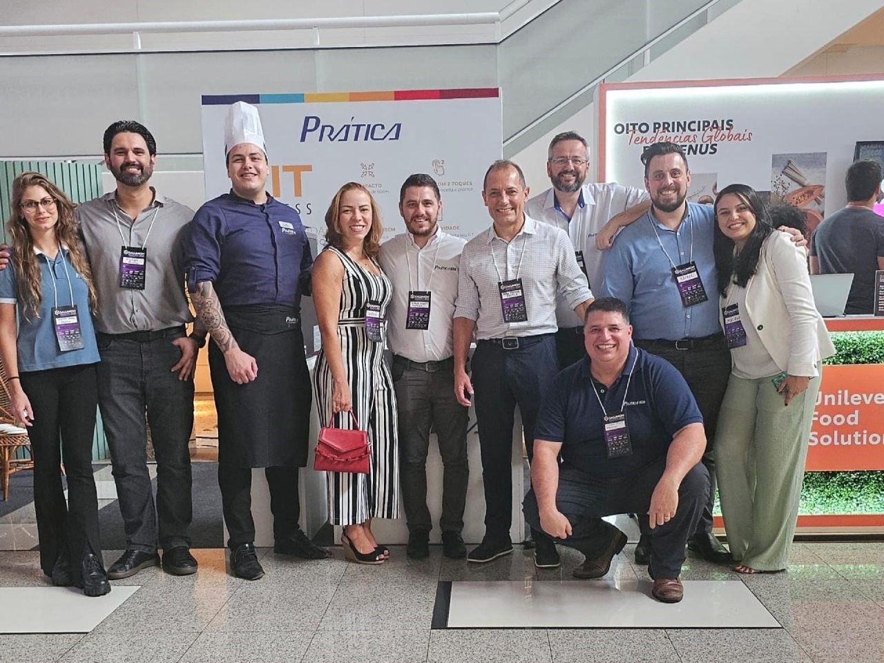 Um grupo de pessoas está posando para uma foto juntos.