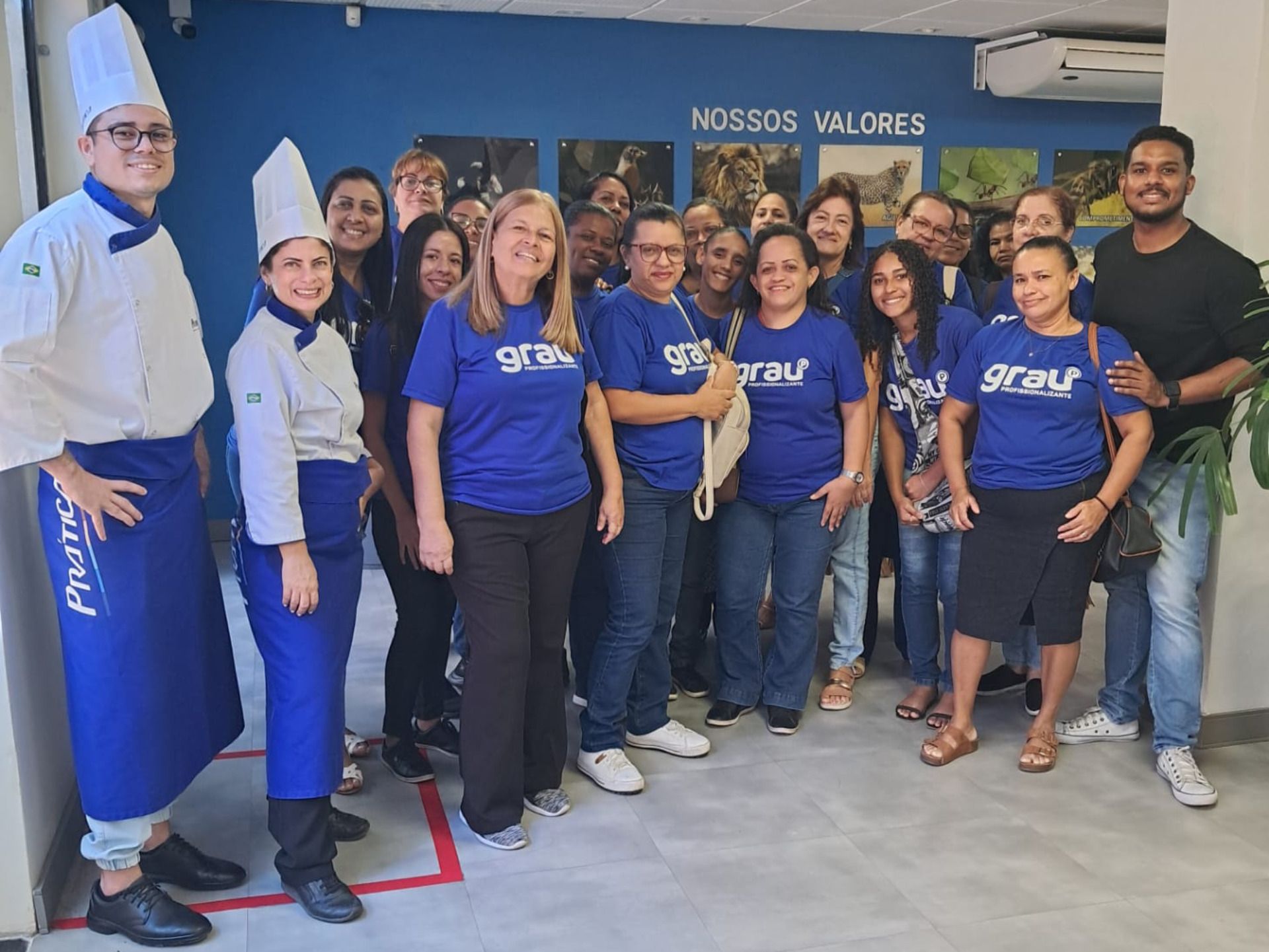Um grupo de pessoas vestindo camisas azuis com a palavra brasil nelas