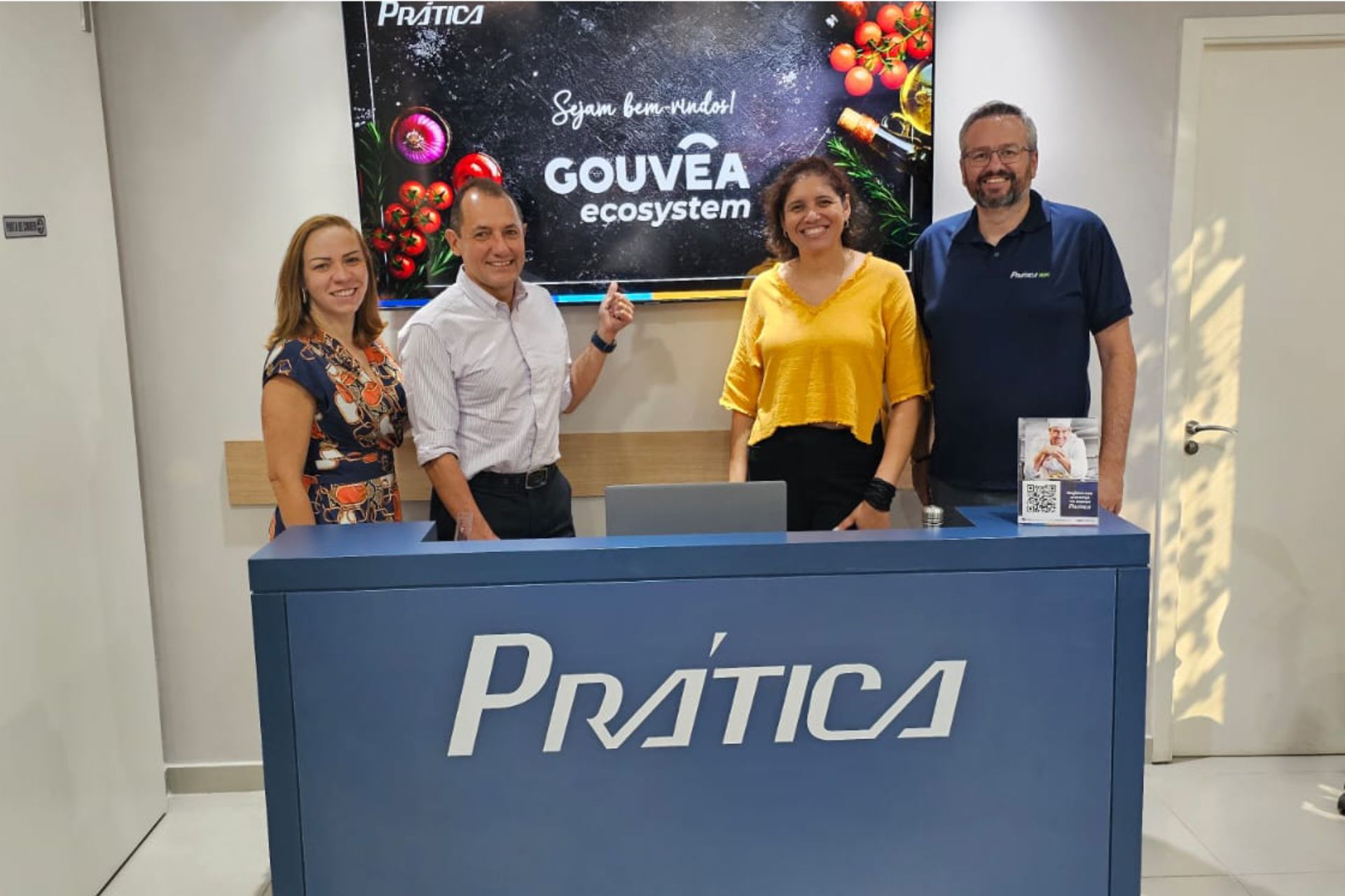 Um grupo de pessoas está atrás de um balcão que diz pratica