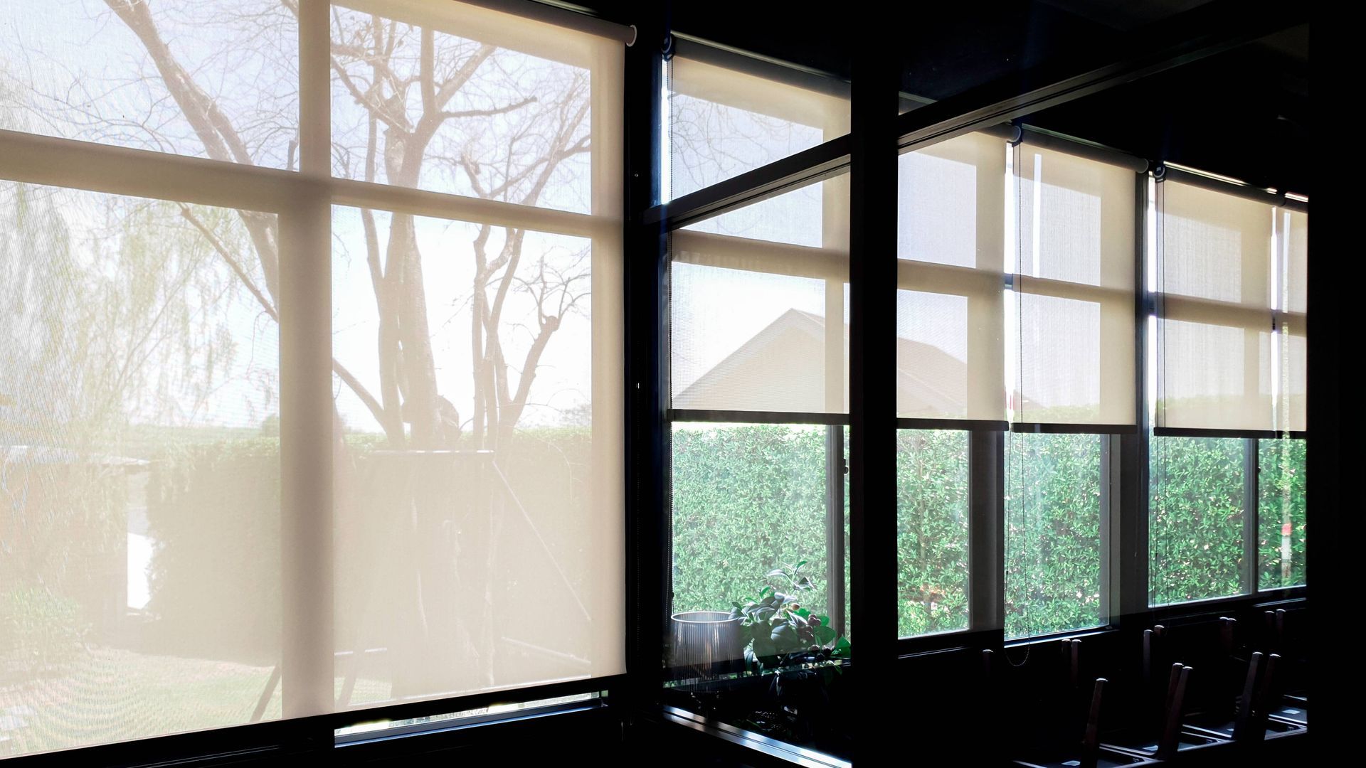 A room with a lot of windows and blinds on them.