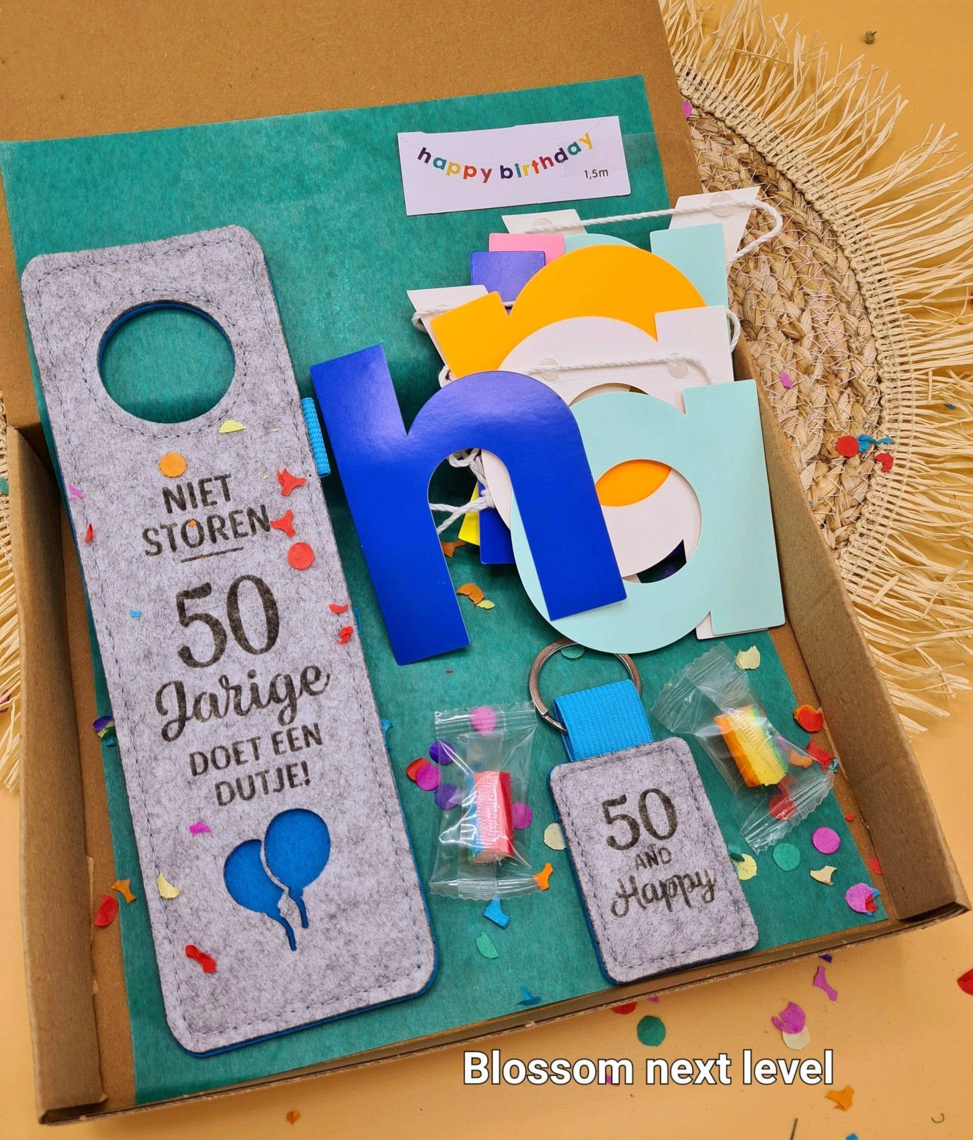 Versierde turquoise scrapbookkaart met een grote blauwe