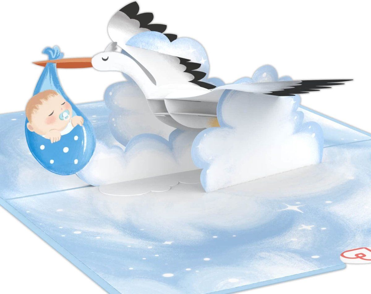 Een ooievaar die een baby in een blauwe draagdoek door pluizige wolken draagt, afgebeeld op een lichtblauwe kaart.