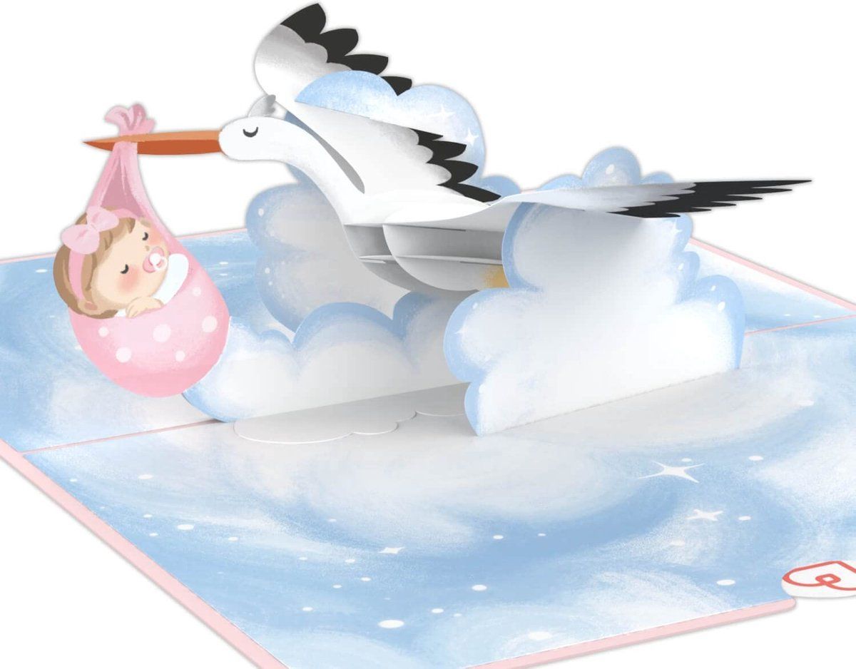 Een ooievaar die een baby in een blauwe draagdoek door pluizige wolken draagt, afgebeeld op een lichtblauwe kaart.