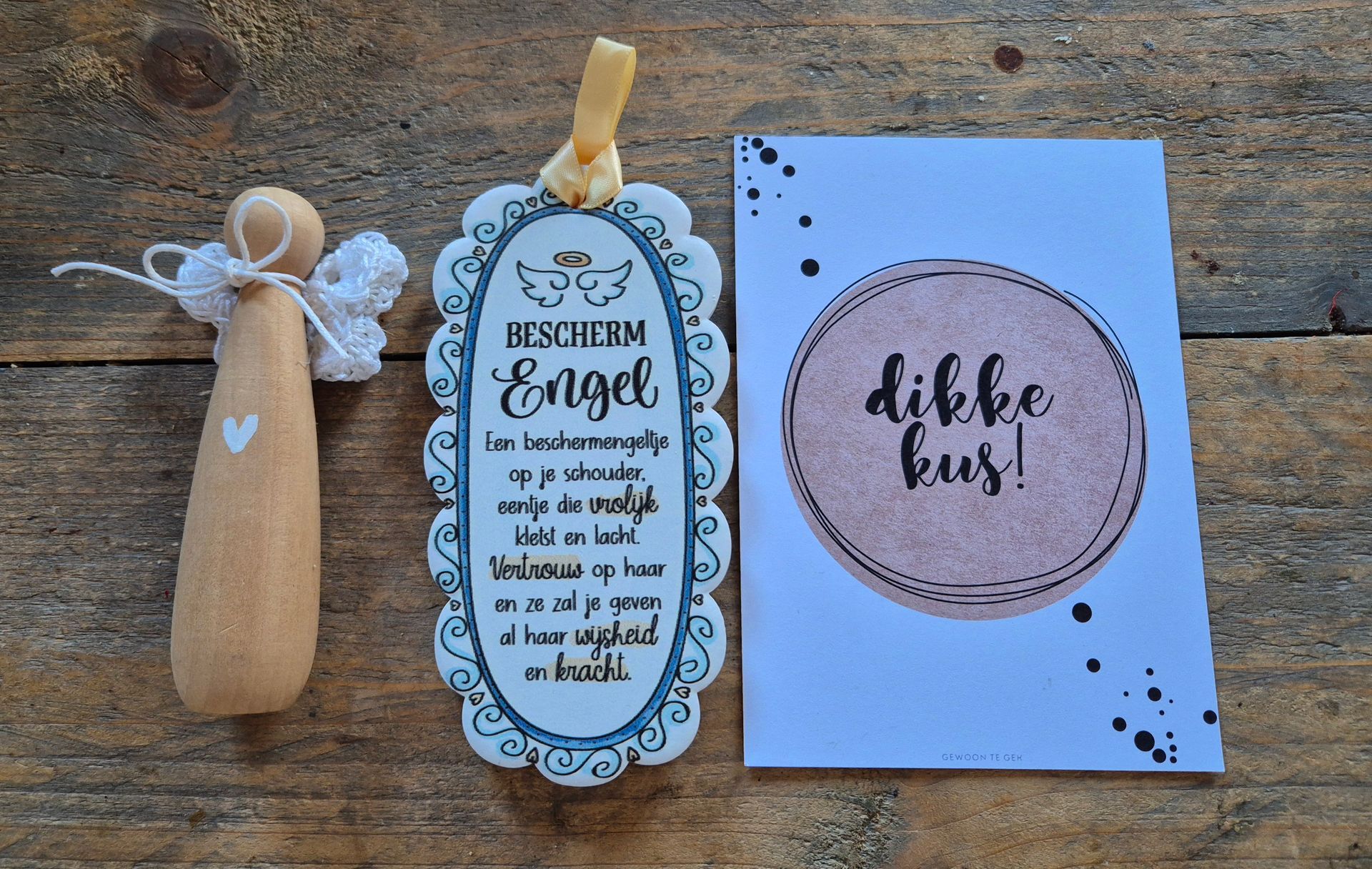 Rustieke, handgemaakte cadeautjes met een houten engeltje, een sierlijk label en een kaartje met de tekst