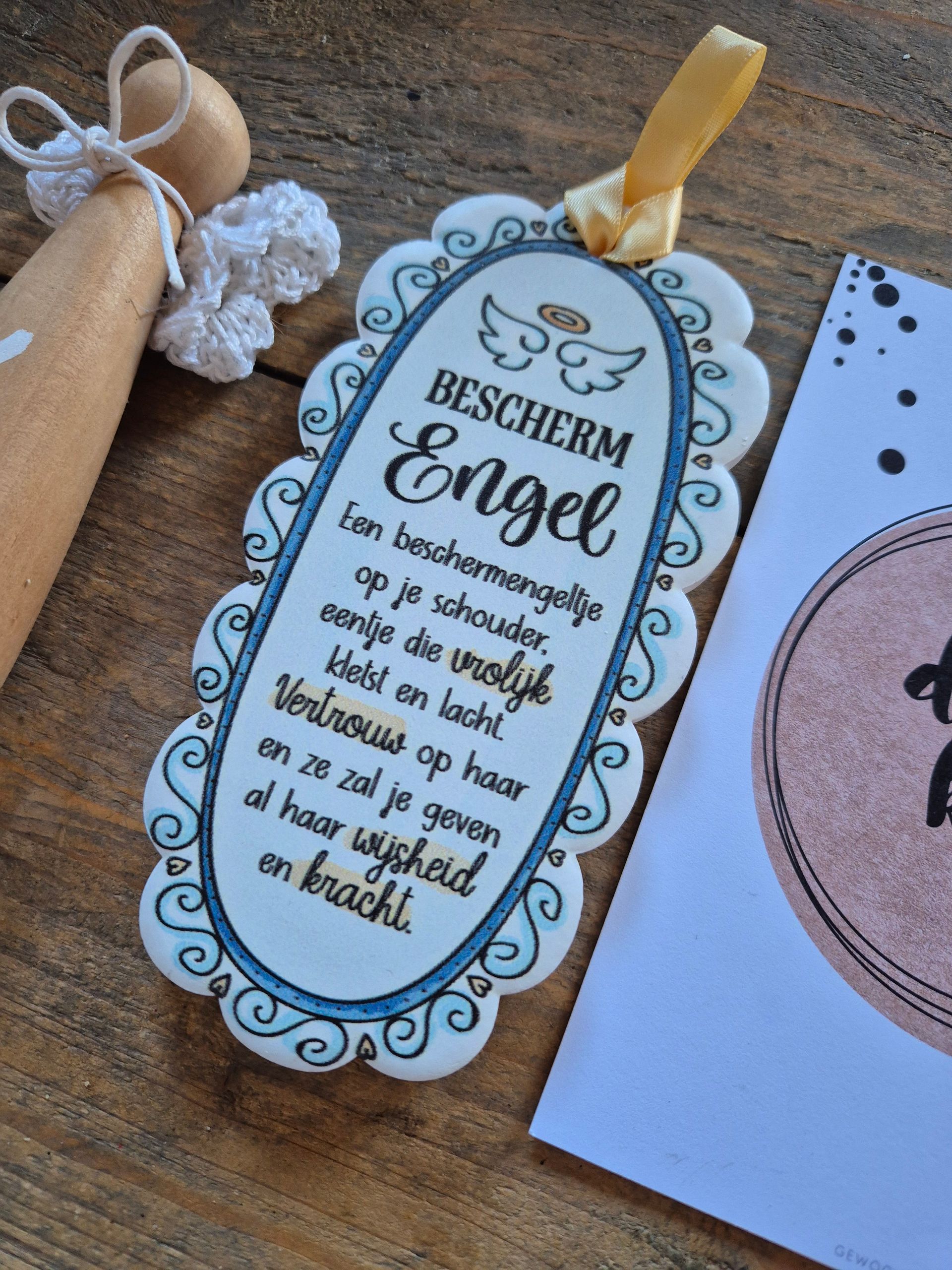 Rustieke, handgemaakte cadeautjes met een houten engeltje, een sierlijk label en een kaartje met de tekst