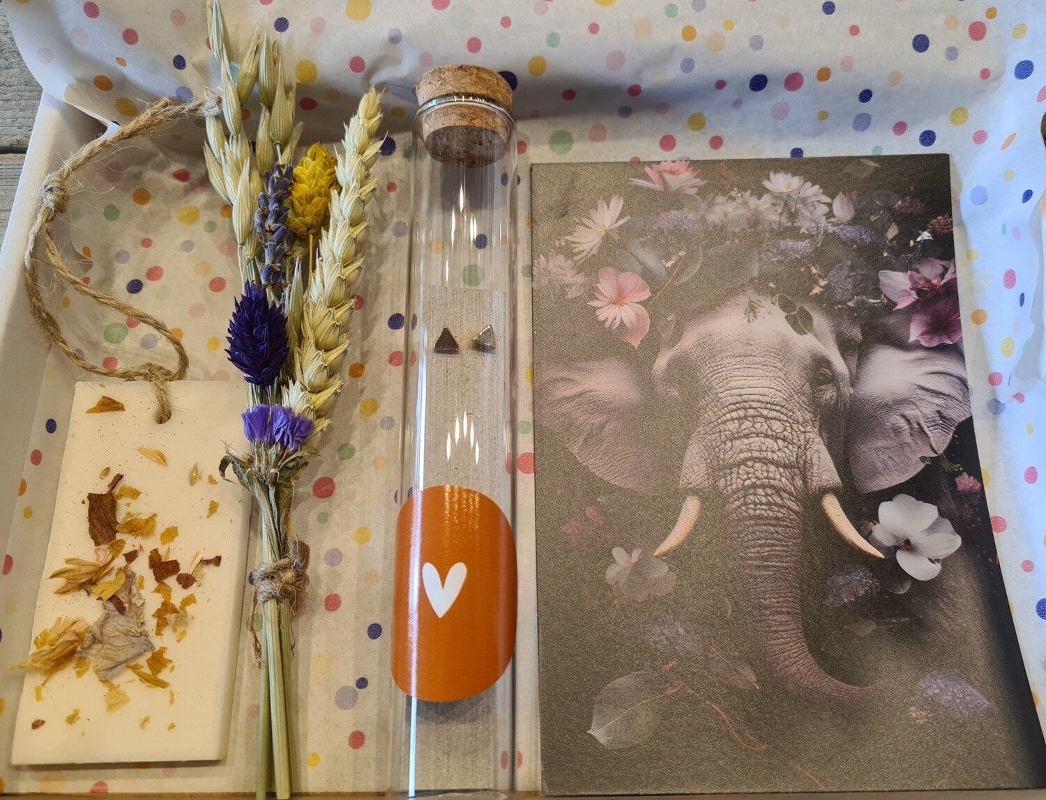 Decoratief dienblad met bloemen, een glazen fles met kurk en een nep-vintage olifantenfoto.