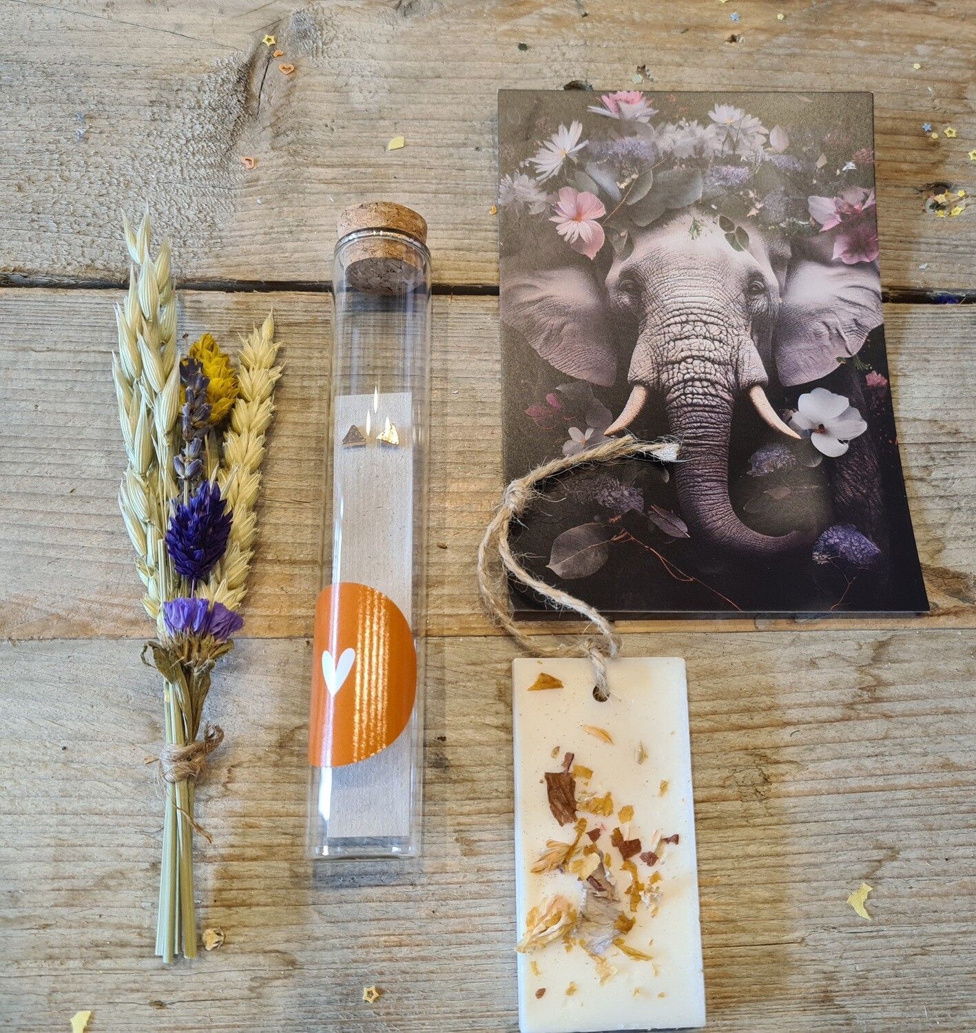 Decoratief dienblad met bloemen, een glazen fles met kurk en een nep-vintage olifantenfoto.