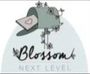 Blossom-logo met een grijze winkelwagen en een hart op een lichtgekleurde achtergrond, met de tekst 