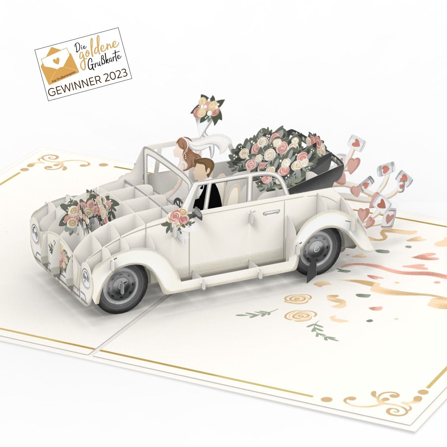 Een witte vintage trouwauto versierd met bloemen en linten op een wenskaart, met de tekst