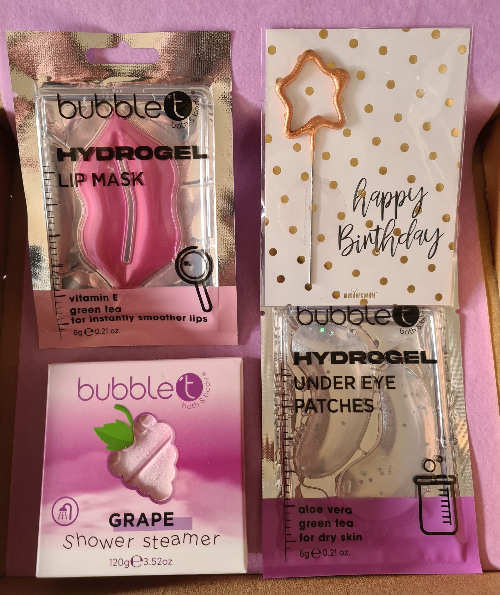 Vier beautycadeautjes gerangschikt in een 2x2 raster: druivenbalsem, oogmaskers, lippenmasker en een verjaardagskaart.
