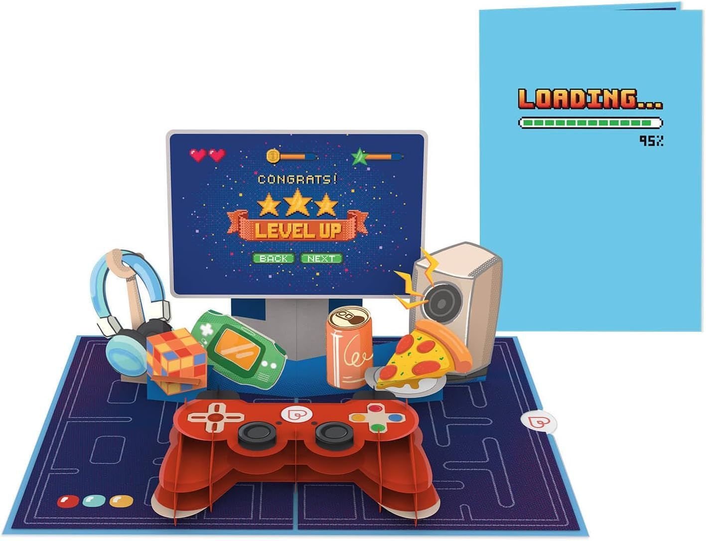 Gaming bureau-opstelling met laptop, koptelefoon, drankjes, snacks en een gamecontroller op een blauwe mat.