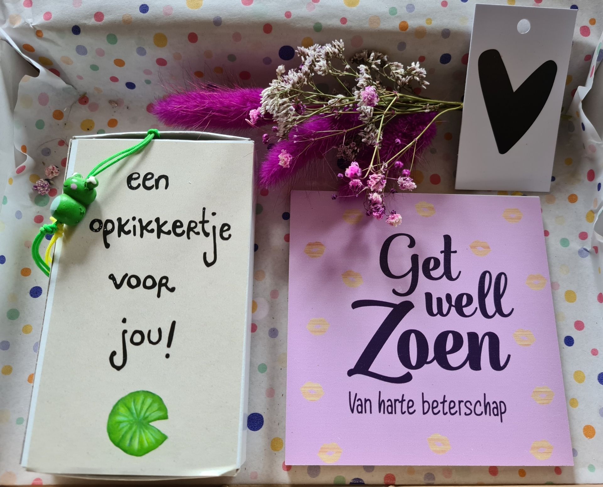Get well soon card with “een opkikkertje voor jou!” note and a small flower bouquet