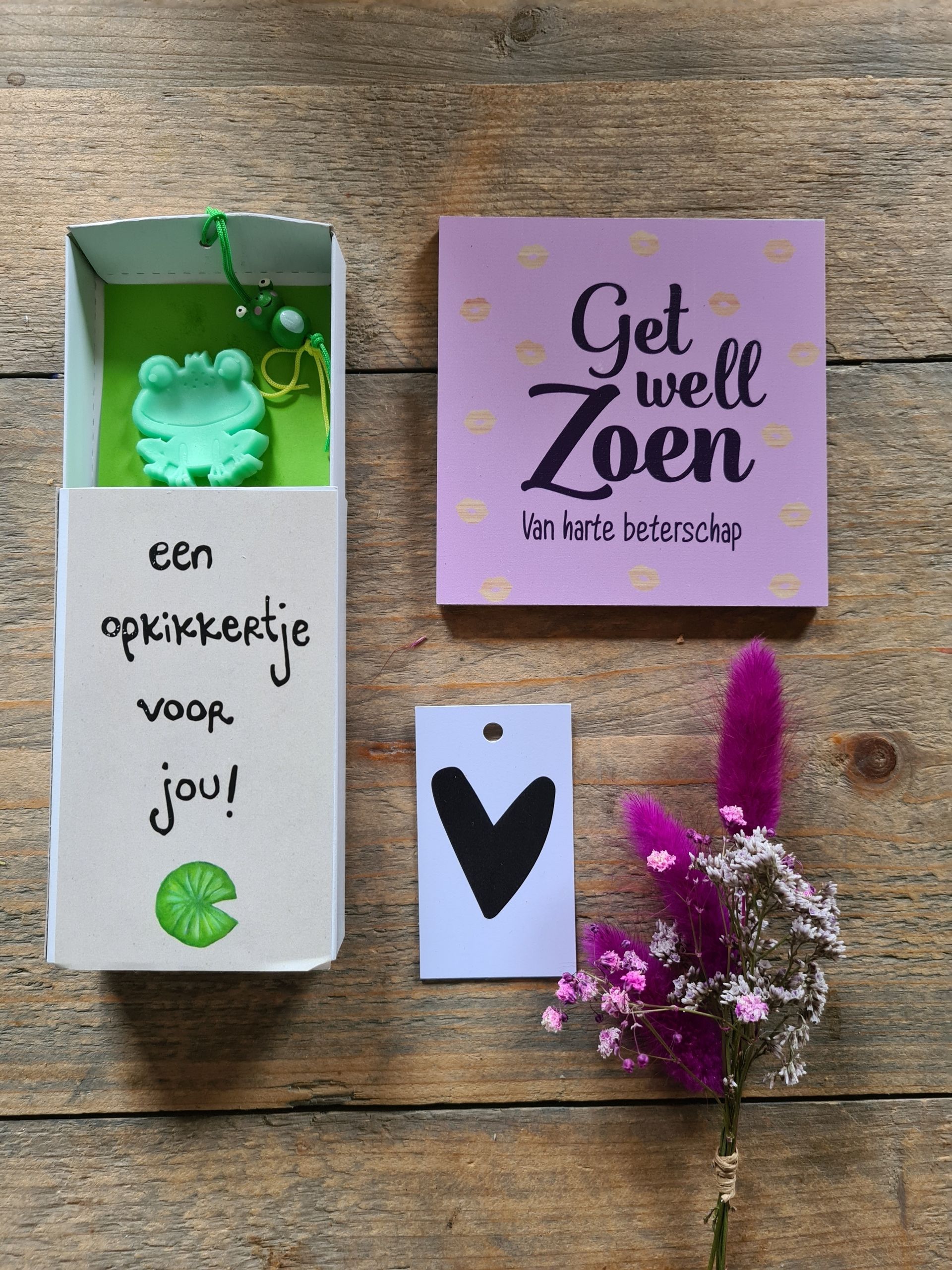 Get well soon card with “een opkikkertje voor jou!” note and a small flower bouquet