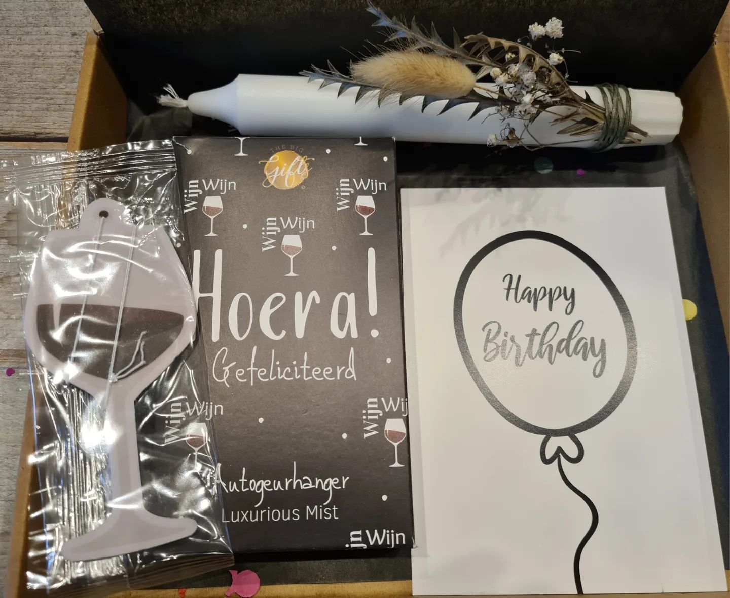 Verjaardagscadeaubox met een zwarte